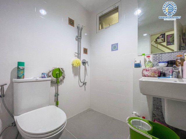 *****บ้านแฝดมือสอง โครงการ วิลลาจจิโอ ปิ่นเกล้า-ศาลายา เนื้อที่กว้าง 35 ตร.ว. ฟังก์ชัน 3 ห้องนอน 2 ห้องน้ำ ที่จอดรถ 2 คัน บ้านสภาพสวย ตกแต่งสไตล์โมเดิร์น โครงการตั้งบนทำเลเดินทางสะดวก ใกล้รถไฟฟ้าสายสีแดง "สถานีศาลายา" และทางด่วน "ศรีรัช(วงแหวนรอบนอก)"